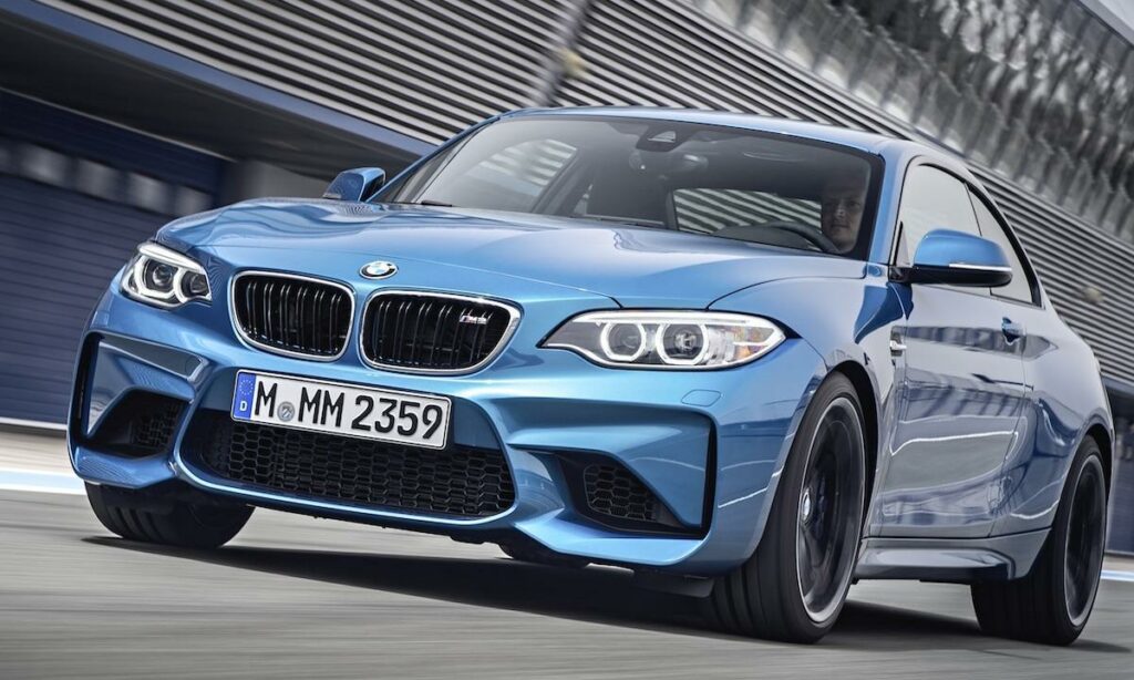 BMW M2 coupén kör på en bana. (AI text)