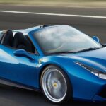 Ferrari 488 Spider kör ner vägen. (AI text)