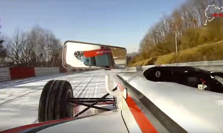 En racebil kör nedför en snöig bana. (AI text)