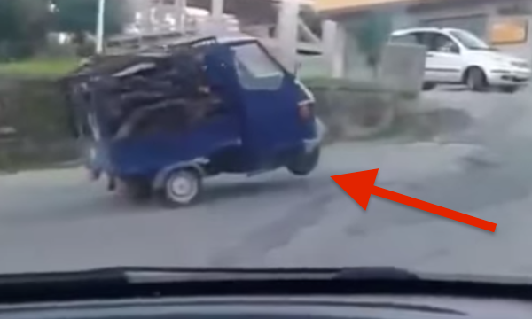 En liten bil står parkerad vid sidan av vägen. (AI text)