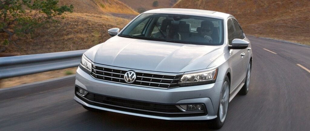 Den nya funktionen som Volkswagen använder gör att systemet som bryter ned kväveoxider snabbare kommer upp i arbetstemperatur. Nu är frågan: är det olagligt fusk som bara fungerar vid utsläppstester eller ett smart system som även kan användas vid vardagskörning?