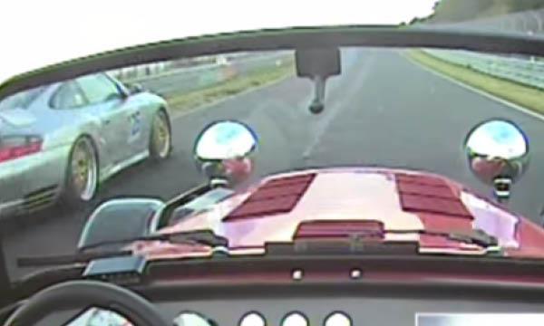 En Porsche 911 GTS kör på en bana. (AI text)