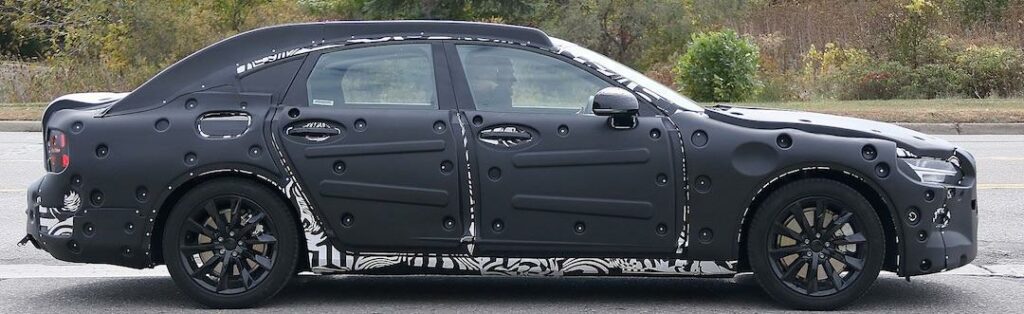 Tänk bort plastsköldarna och sen blir det här en riktig snygg sedanprofil. Coupélinjer, lång motorhuv, lågt och stiligt. Lovar gott!