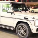 En Mercedes G-klass parkerad i en parkeringsplats. (AI text)