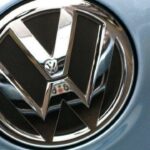En Volkswagen-logga på huven på en bil. (AI text)