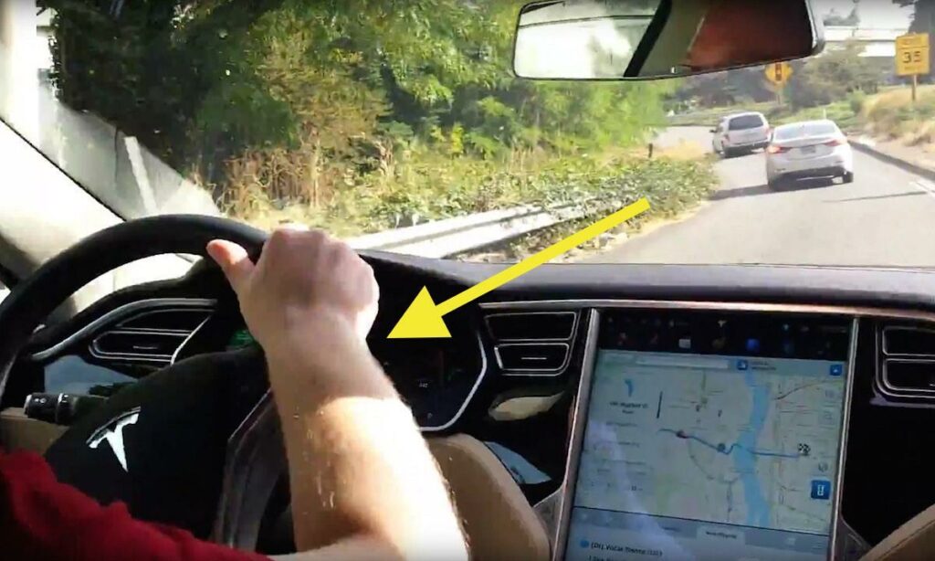 En man kör en Tesla Model S. (AI text)