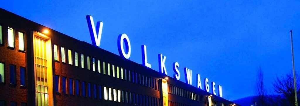 Åklagare och polis har gjort en ”razzia” mot VW:s huvudkontor i Wolfsburg där man samlade in dokument och hårddiskar.