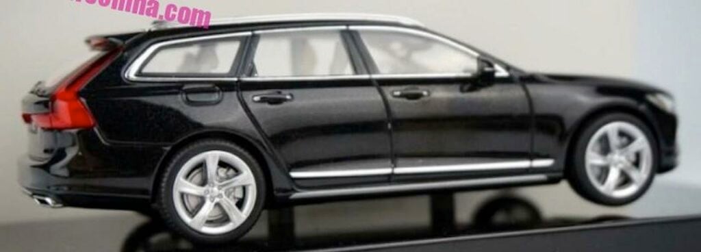 Modellbilen av Volvo V90 är i skala 1:43, vilket gör den lite grov i detaljerna. Men nu kan vi se alla detaljer i designen.