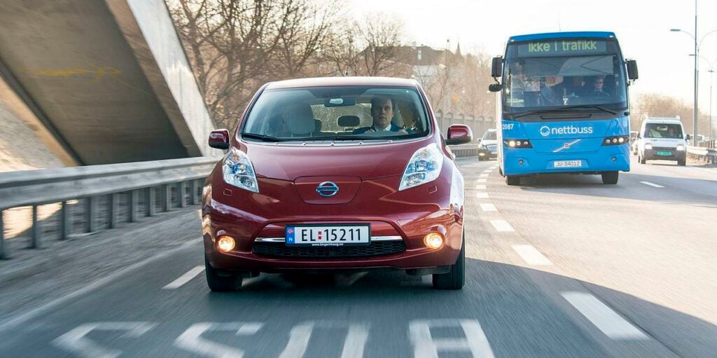 Norge har en mycket hög elbilsandel på grund av alla rabatter, och eftersom elbilarna får köra i bussfilerna i Oslo. Men snart kan alla bilar – alltså även elbilar – förbjudas i stadskärnan. Foto: Norsk Elbilsforening/Creative Commons/Flickr