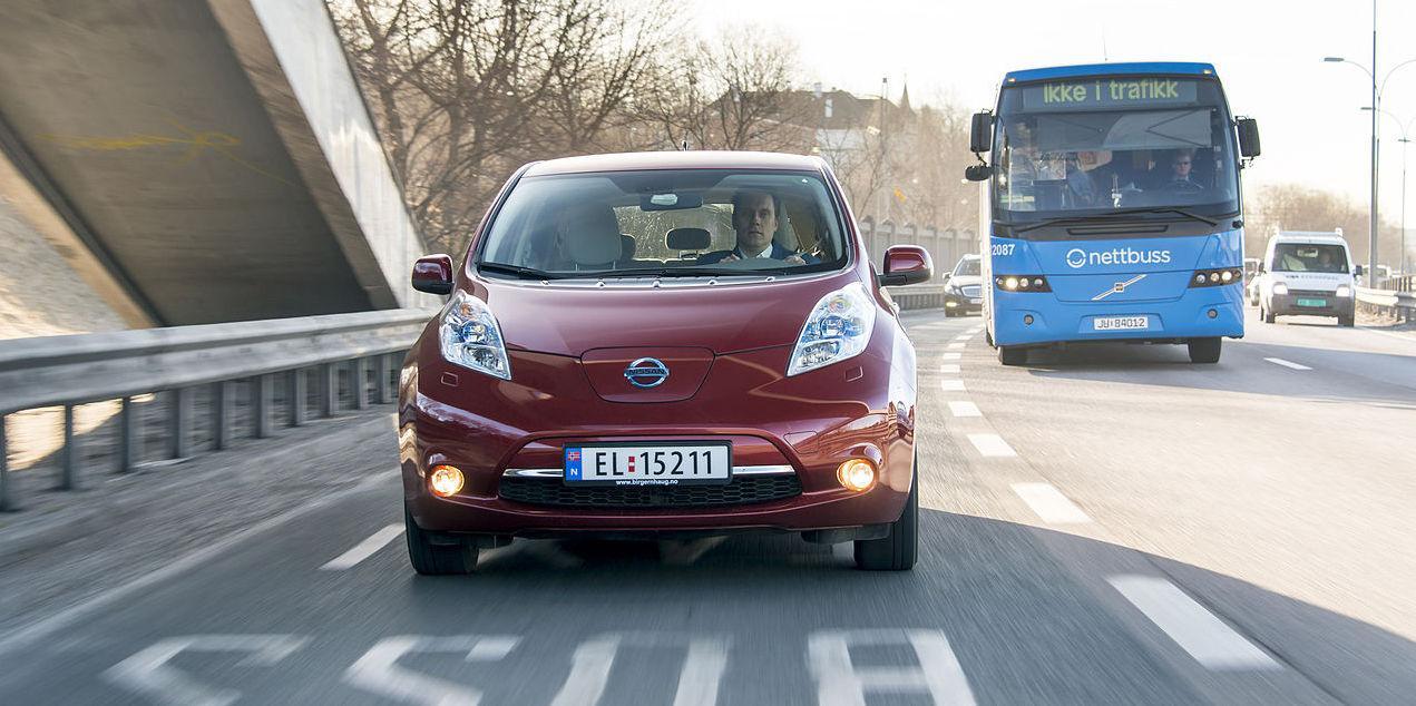 Norge har en mycket hög elbilsandel på grund av alla rabatter, och eftersom elbilarna får köra i bussfilerna i Oslo. Men snart kan alla bilar – alltså även elbilar – förbjudas i stadskärnan. Foto: Norsk Elbilsforening/Creative Commons/Flickr