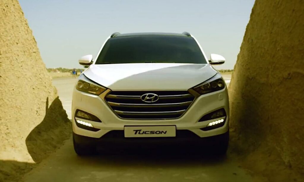 En vit SUV parkerad i öknen. (AI text)