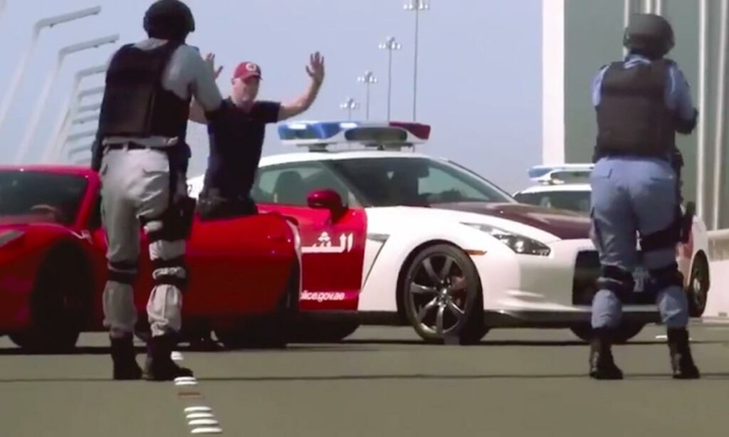 två polisbilar i en parkeringsplats (AI text)