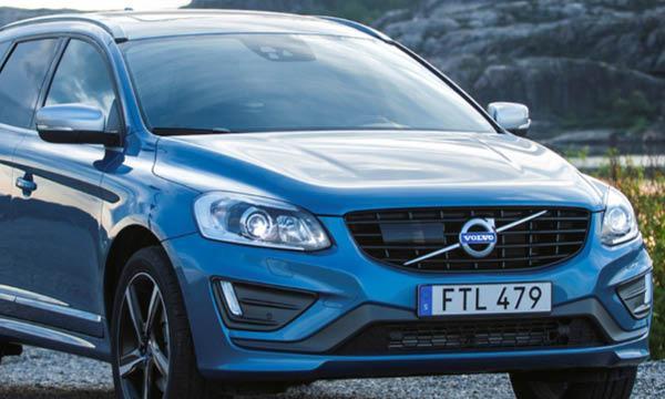 Volvo XC90 står parkerad på en grusväg. (AI text)