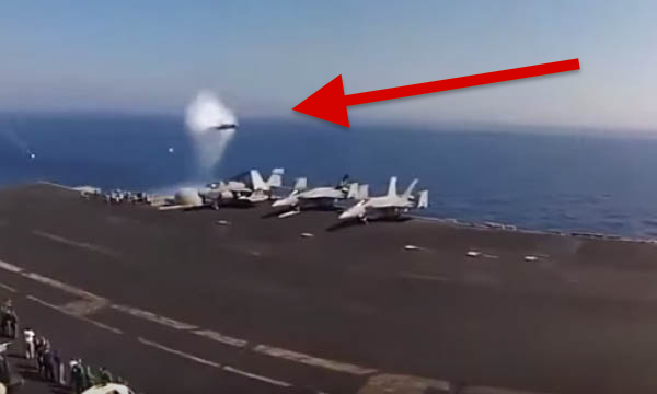 Ett stridsflygplan flyger över havet. (AI text)