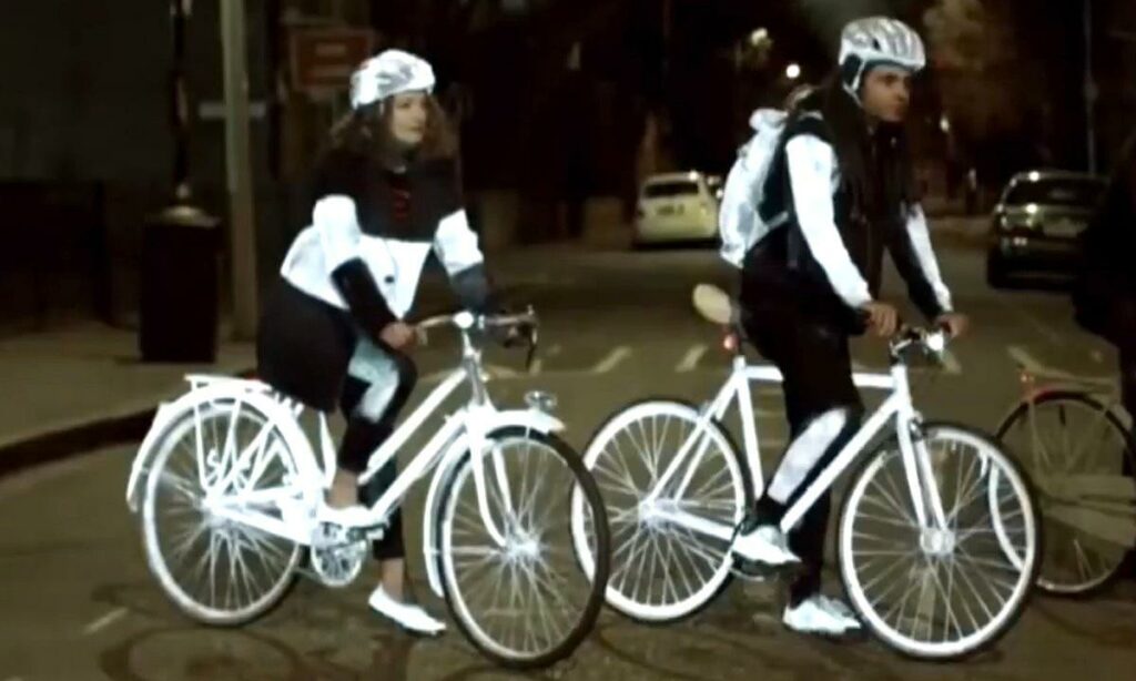 En grupp personer cyklar på natten. (AI text)