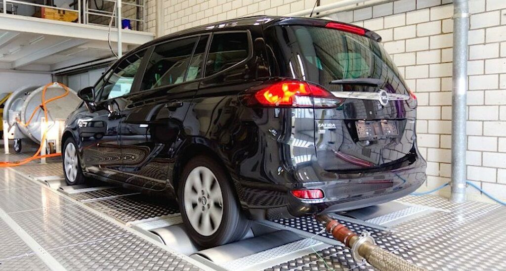 Avgasutsläppet borde bli detsamma med rullande bakhjul men nu gick utsläppsnivån upp kraftigt och visade 17 gånger högre utsläpp av NOx.