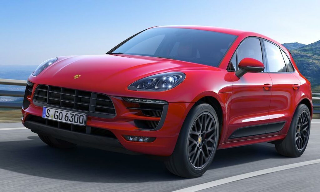 Porsche Macan kör ner vägen. (AI text)