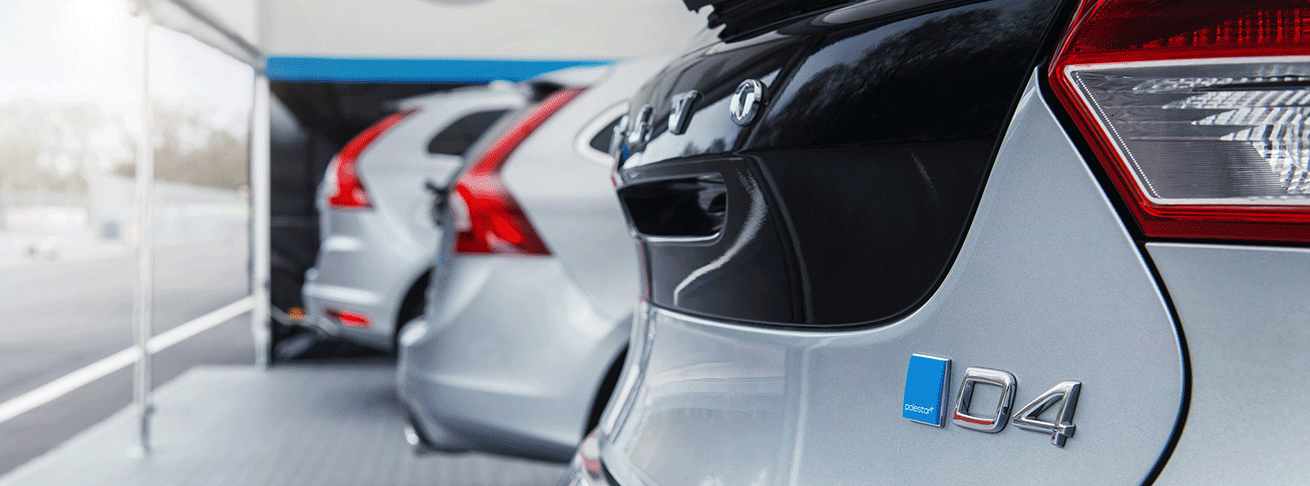 en grupp bilar parkerade i en parkeringsplats (AI text)