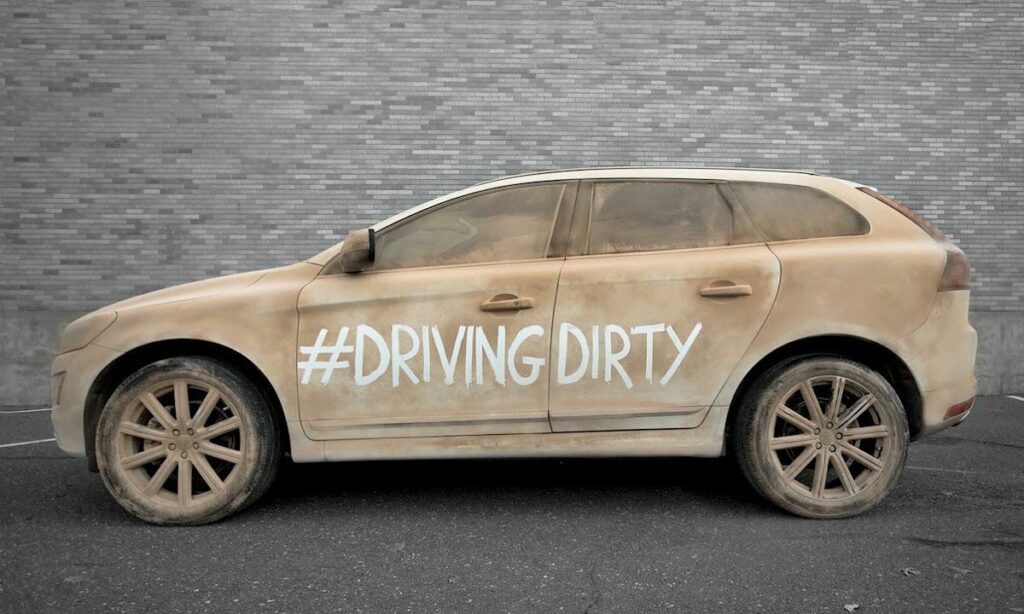 En bil med en skylt som säger "kör smutsig" (AI text)