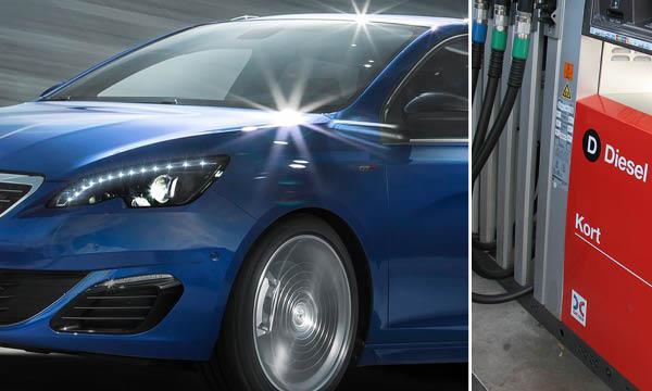 En bil är parkerad vid en bensinstation. (AI text)