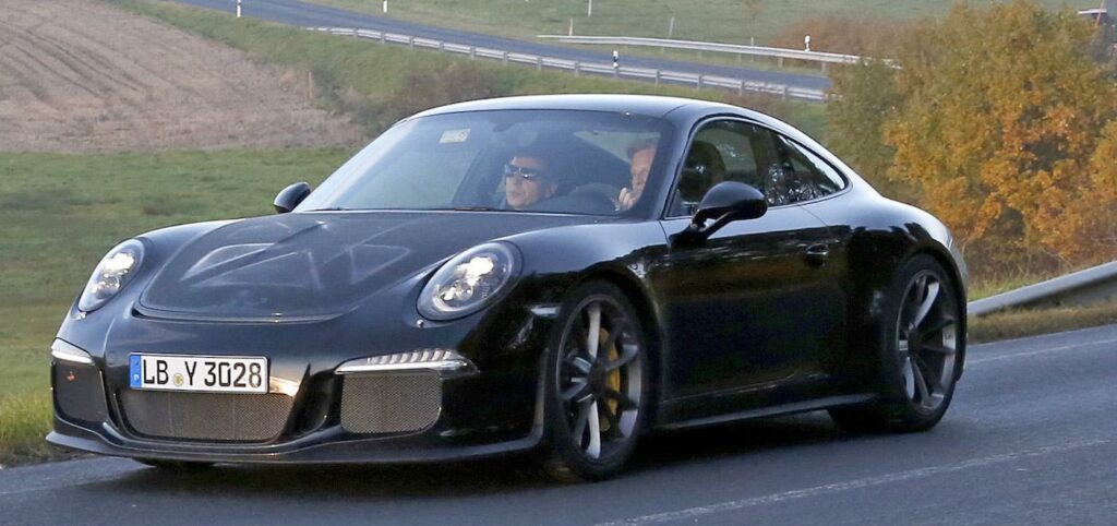 För dig som tycker att en sportbil ska ha manuell låda kommer snart en helt ny 911-variant från Porsche kallad "R".