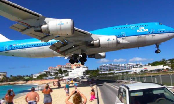 En stor jetplan landar på en strand. (AI text)