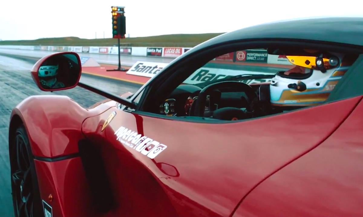 En röd sportbil kör nedför en racerbana. (AI text)