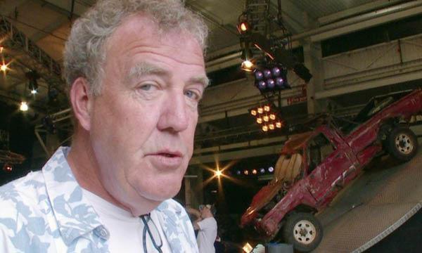 En man i en skjorta och en bil. (AI text)