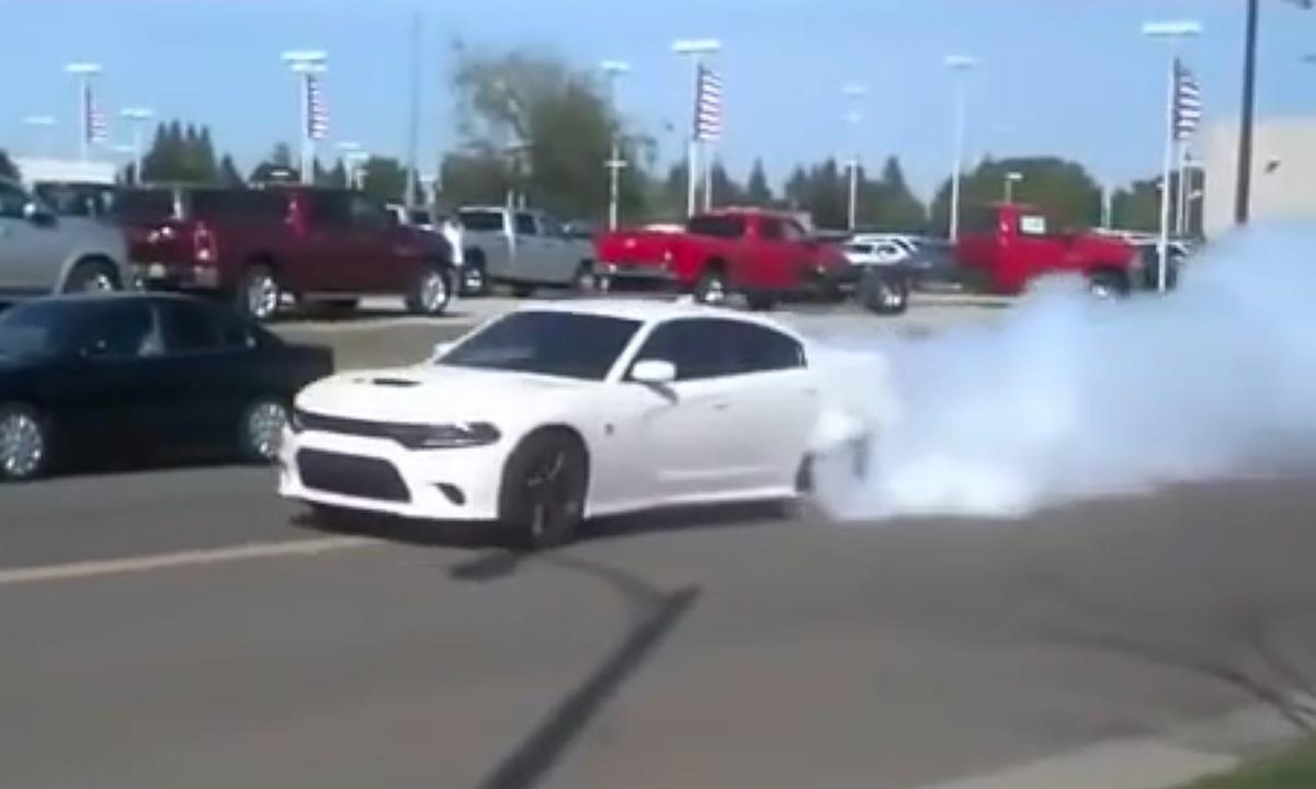 En vit Dodge Charger SRT kör ut på gatan med stor prägel. (AI text)