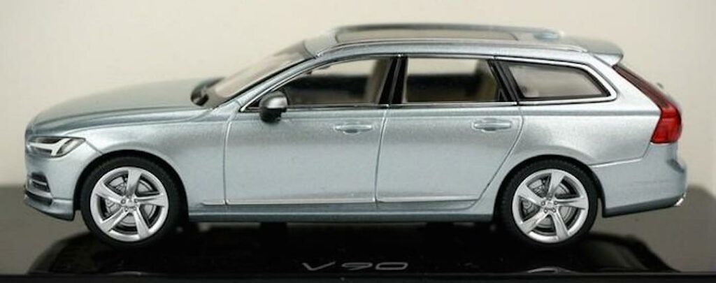 En modell av en Volvo V90 bagagevagn. (AI text)