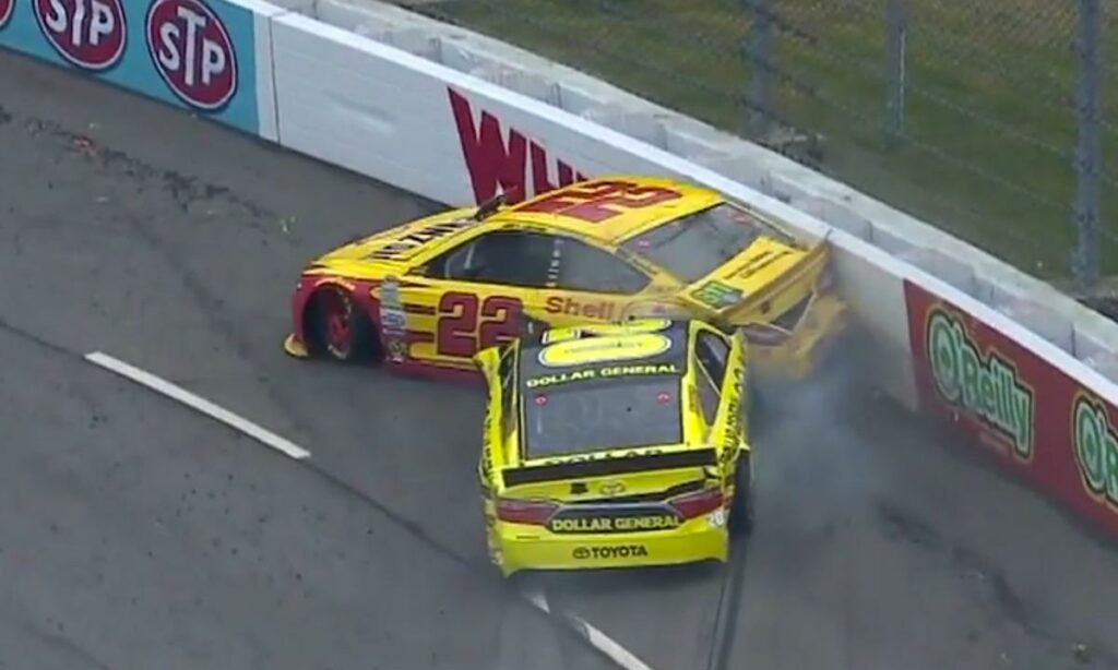 Under en racetävling krockar en NASCAR-bil in i väggen. (AI text)