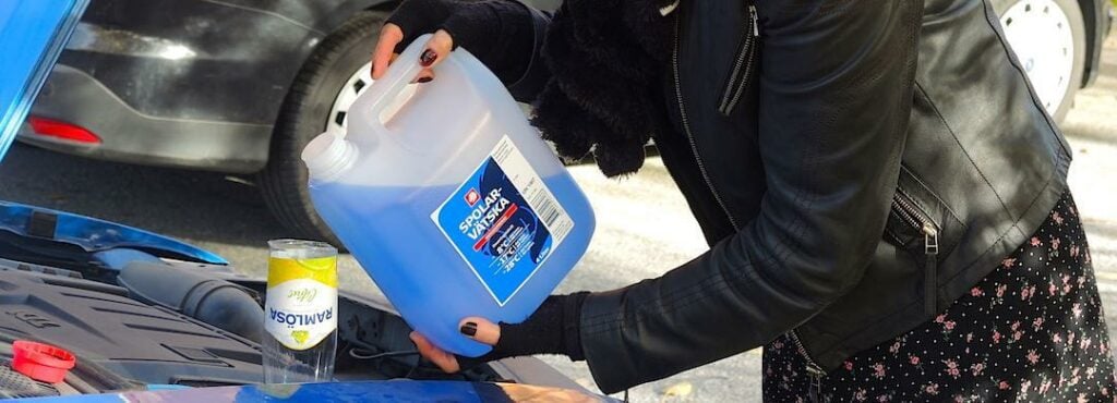 Att använda koncentrerad spolarvätska och blanda själv är mest ekonomiskt. Färdigblandad är dubbelt så dyr, minst.