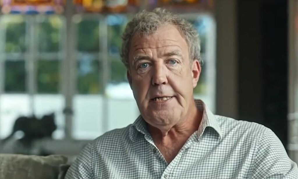 En man sitter på en soffa. (AI text)