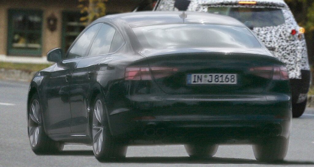 Audi A5 ska vara ett snyggare alternativ till A4 för köpare som bryr sig mindre om utrymmen och mer om design.