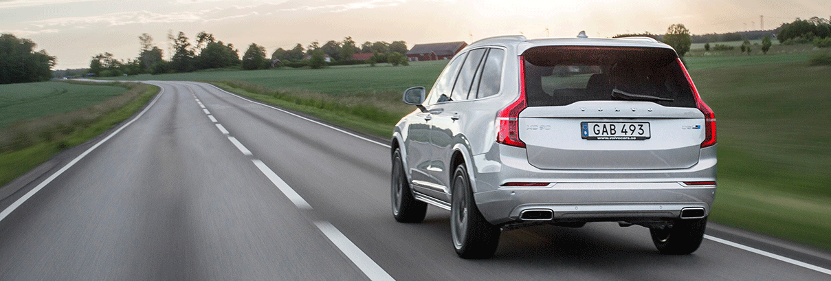 en SUV som kör längs en landsväg (AI text)