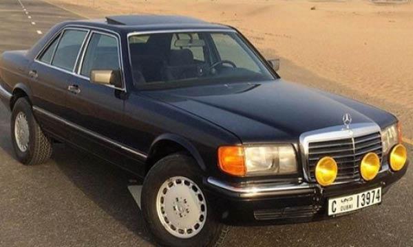 En Mercedes-Benz S-klass står parkerad vid vägsidan. (AI text)