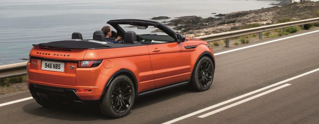 En Range Rover cabriolet kör nedför en väg. (AI text)