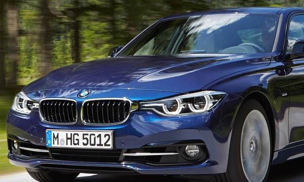 BMW 3-serien sedan kör längs en landsväg. (AI text)