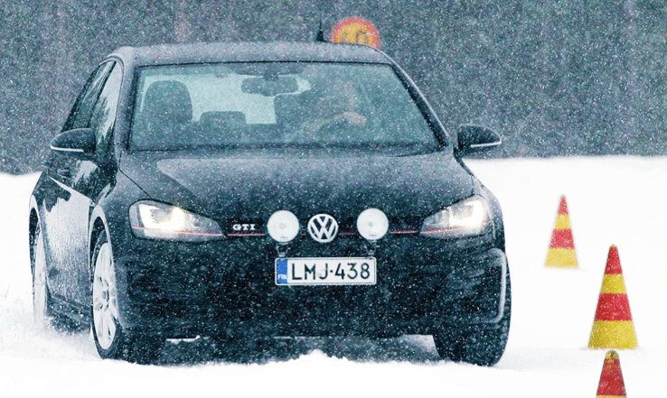 En Volkswagen Golf kör genom snön. (AI text)