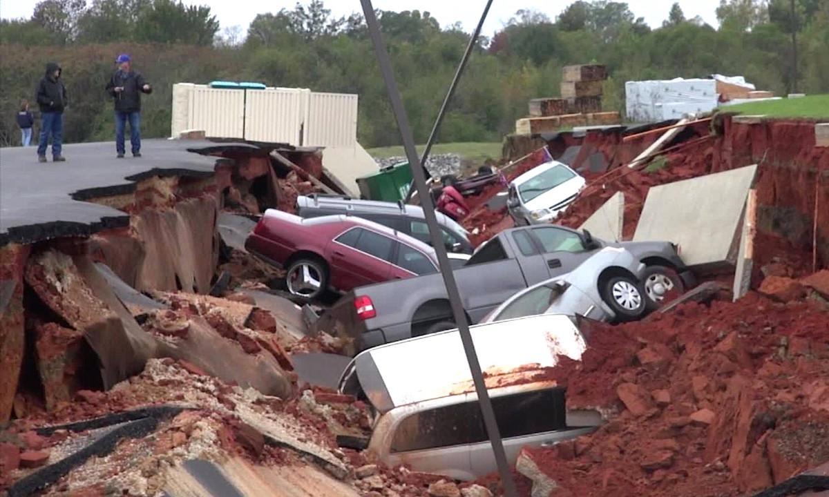 En bil är begravd i vägen. (AI text)