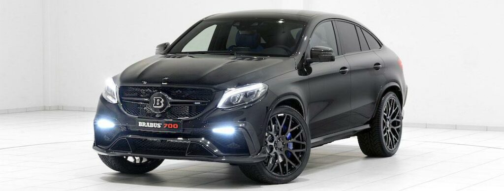 Mercedes-Benz GLC coupé utställd i en showrum (AI text)