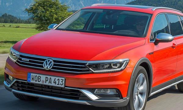 Volkswagen Tiguan kör längs vägen. (AI text)