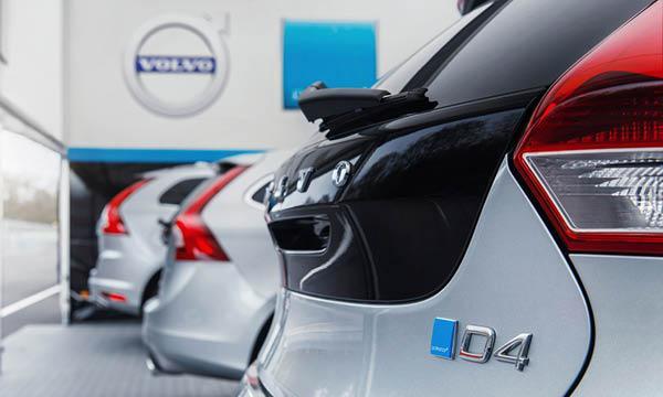 En grupp bilar parkerade i en showrum (AI text)