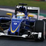 En blå racerbil kör nedför en bana. (AI text)