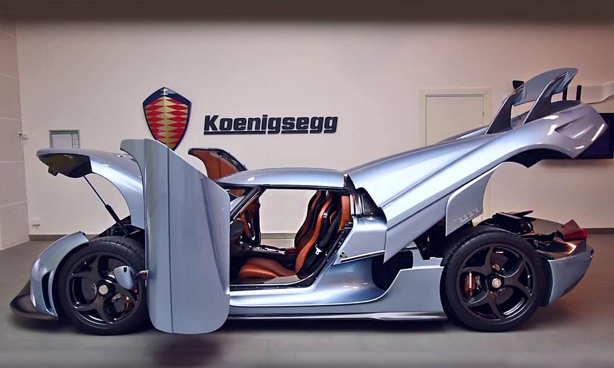 En silverfärgad sportbil med öppnade dörren (AI text)