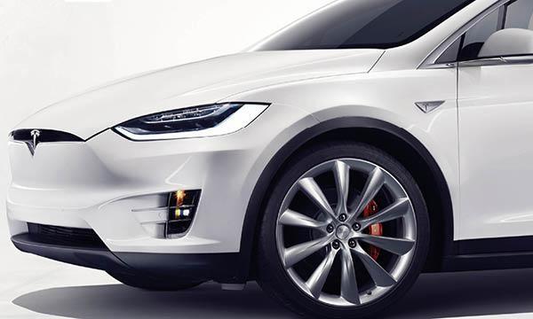 Tesla Model X i vitt (AI text)