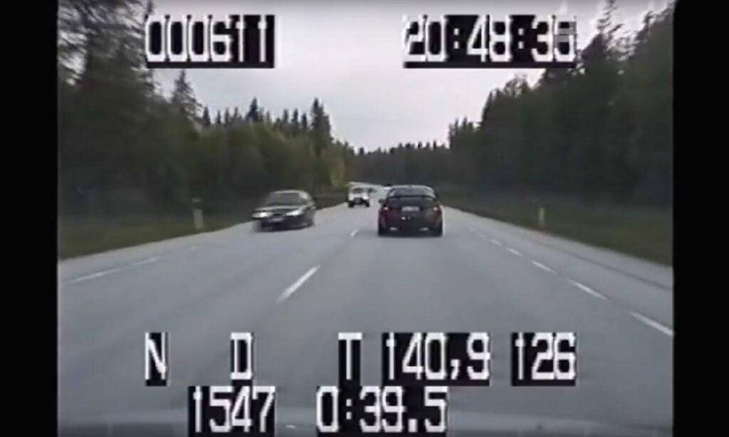 En bil kör nerför en väg. (AI text)