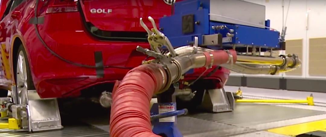 En bil testas i en fabrik. (AI text)