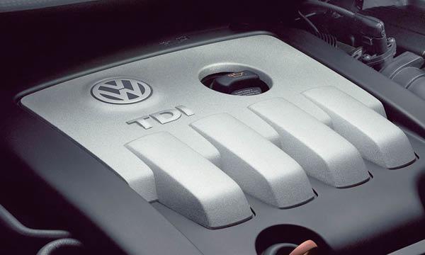 En Volkswagen-motor i en bil. (AI text)
