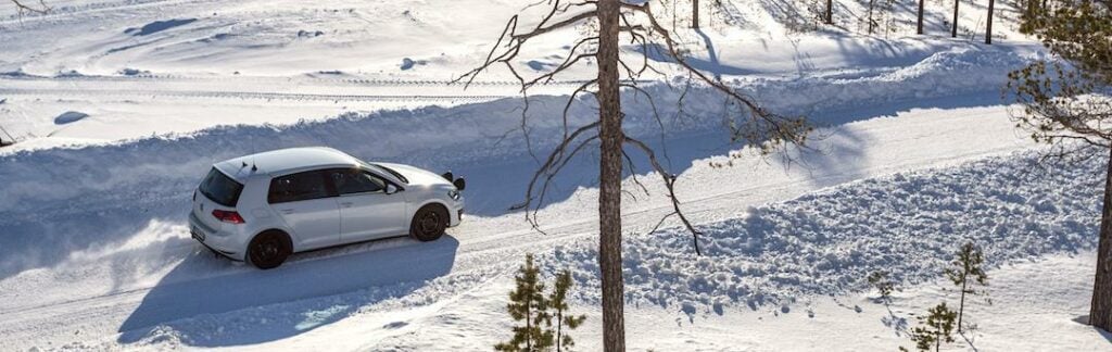 Vintern och körning på snö och is har sin charm, förutsatt förstås att man har bra vinterdäck på bilen. Läs våra tester för att välja rätt däck!